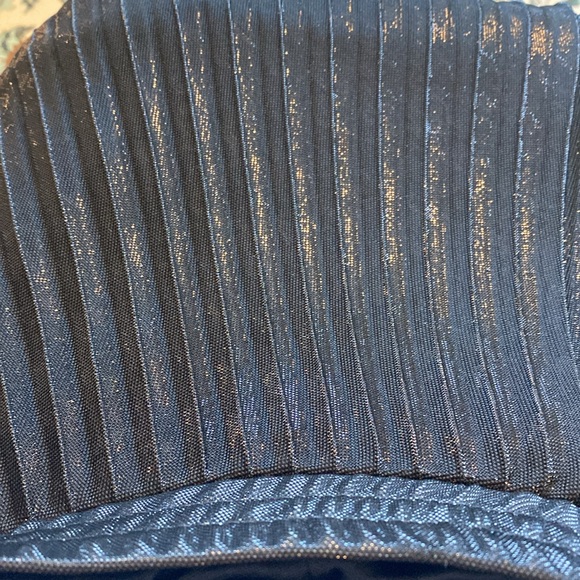 Pleated black skirt with gold shimmer. - Picture 9 of 11